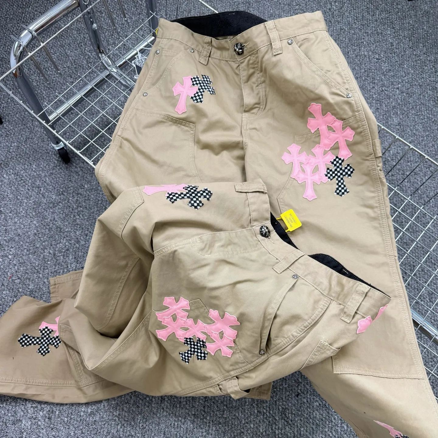 P260 Style number: H837 ChromeHearts & ChromeHearts 2025 new khaki logging pink checkerboard cross-leaf leather couple's loose jeans Top ceiling quality Styles with different wash textures are very friendly to people with thin legs and thick legs. The straight and loose version is very flattering to the leg shape. Moderate length that never goes out of style, easy to match with casually, basic styling for various styles, a must-have in the wardrobe! The fabric is stiff but also makes the upper body soft without losing texture. The washing process is even more perfect. It is a must-have item for everyone! ! ! Washed wheat, hang tag, pants label, three labels complete Color: Khaki Size: 28-30-32-34